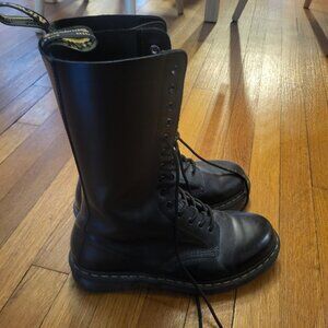 Dr. Martens 20 eyelet black boots W10/M9